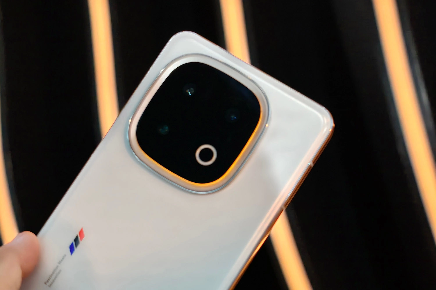 iqoo-15-lo-anh-thuc-te-mau-mat-lung-doc-la-1-jpg iQOO 15 sẽđược trang bị nền tảng Qualcomm Snapdragon 8 Elite Gen 5