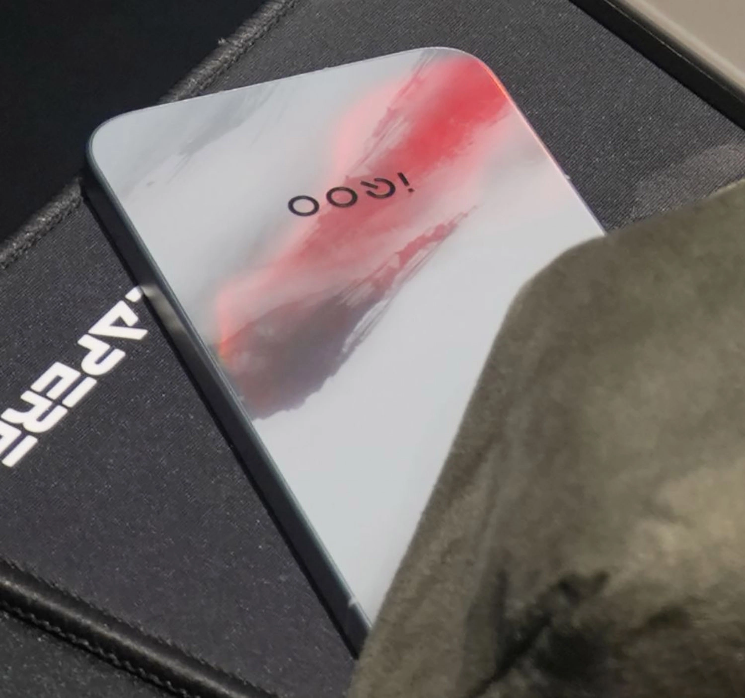 iqoo-15-lo-anh-thuc-te-mau-mat-lung-doc-la-2-jpg iQOO 15 lộ ảnh thực tế màu mặt lưng độc lạ